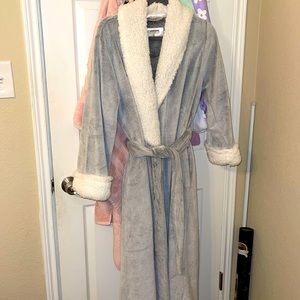 ANNE KLIEN BATH ROBE
